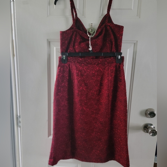 Elegant Red Floral Women's Top And Skirt - Picture 5 of 8